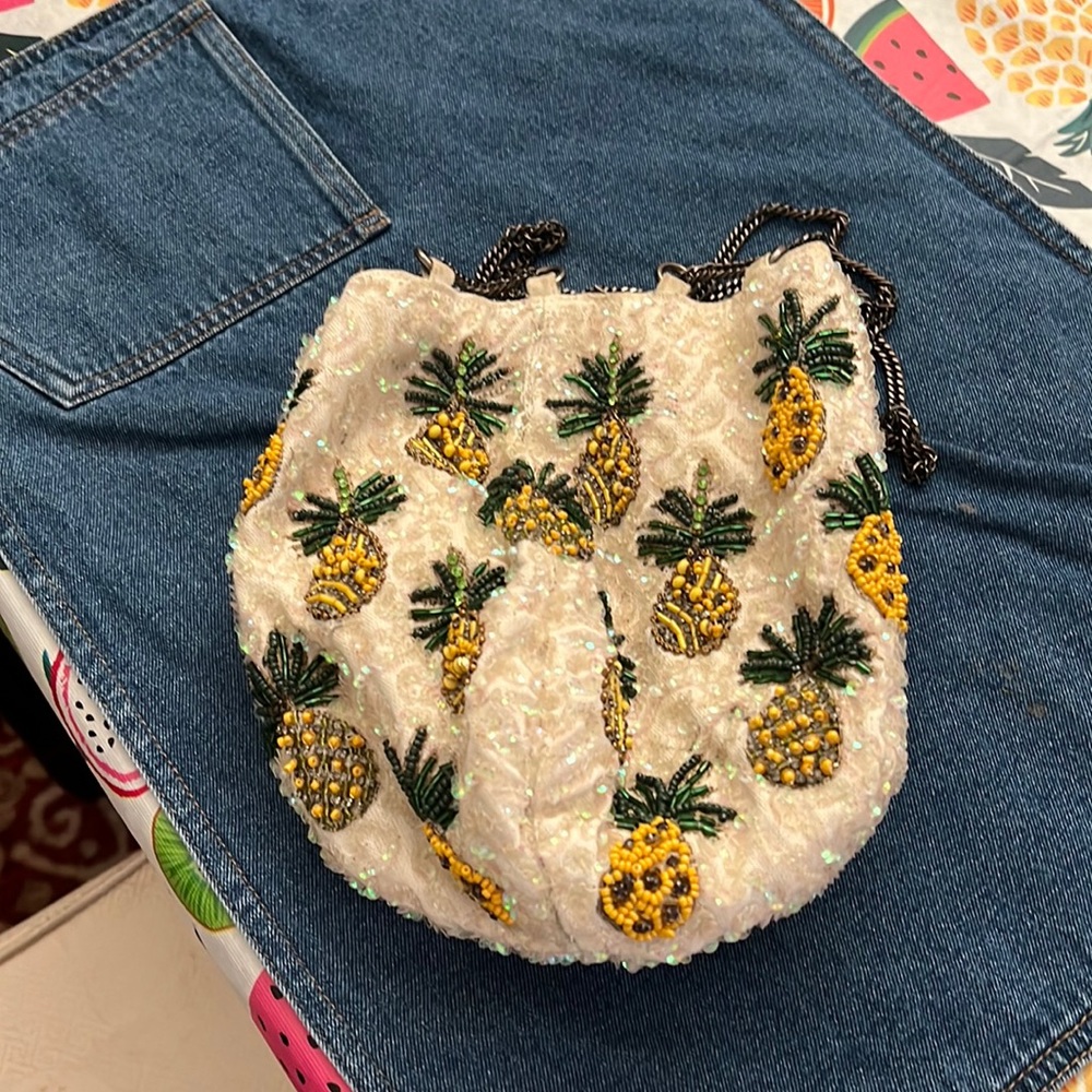 Pineapple 🍍 beaded purse. Off white linen